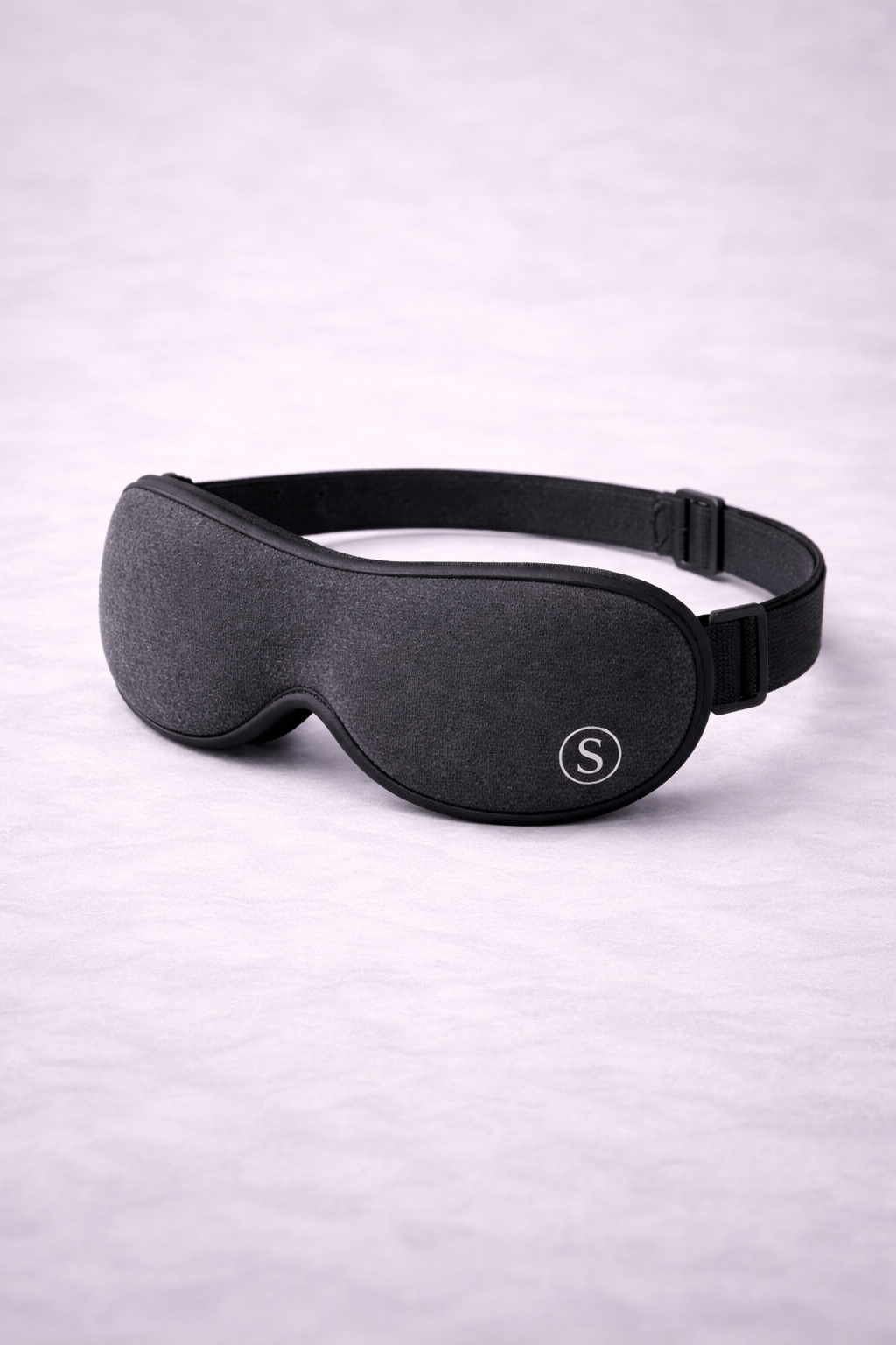 Maschera SleepFix™ · Resta – maschera ergonomica nera con logo S